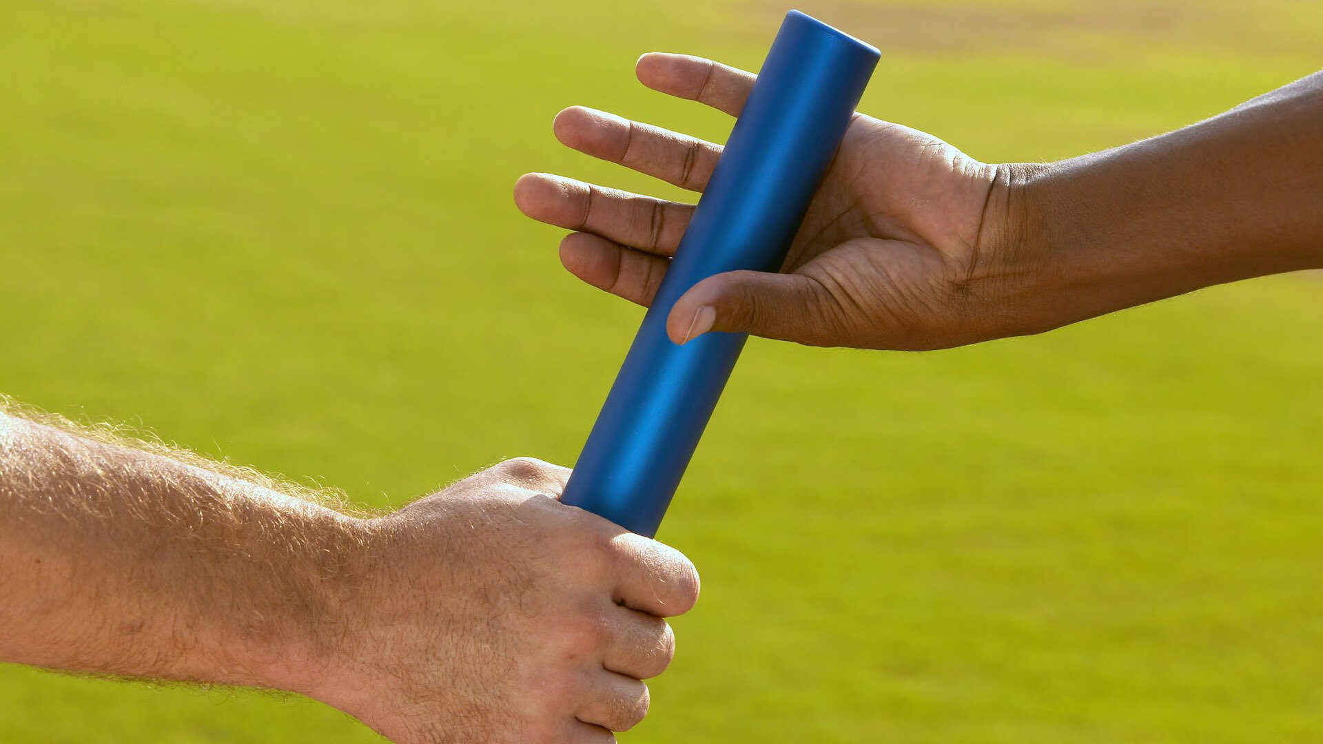 “足球场新建项目落地，助力推广全民运动”，新建足球场政策