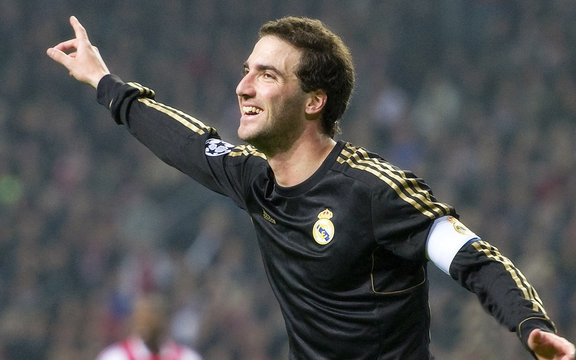 晚间灯光跑比赛，点亮城市的运动星空，灯光下跑步的说说